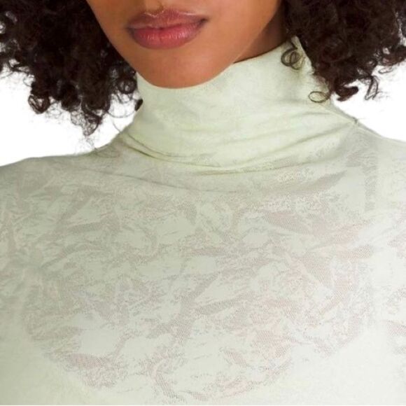 Lululemon Slim-Fit Jacquard Turtleneck Crumple Mini Jacquard Elixir - Picture 2 of 12
